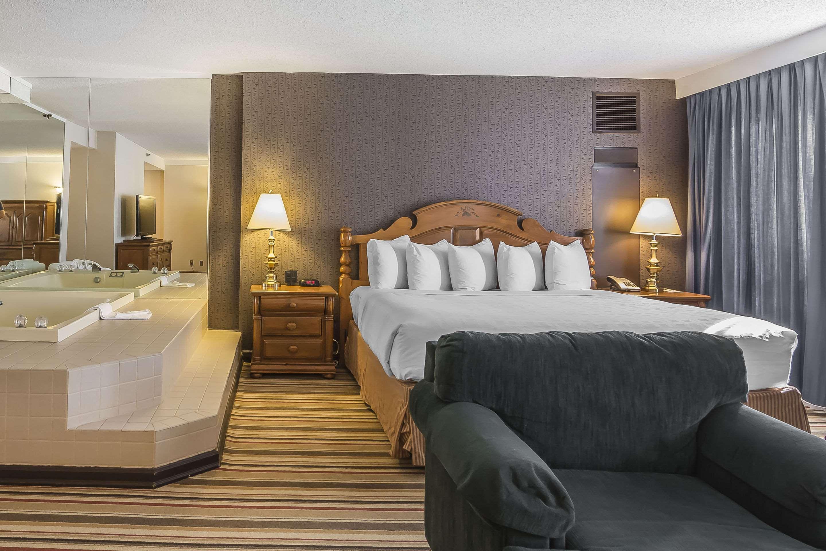 Doubletree By Hilton Calgary North Hotel Exterior foto