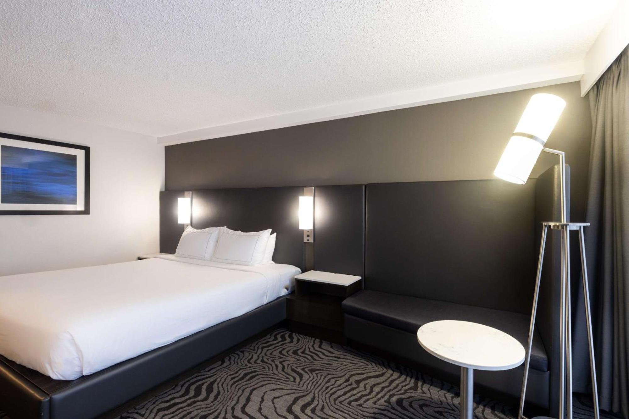 Doubletree By Hilton Calgary North Hotel Exterior foto